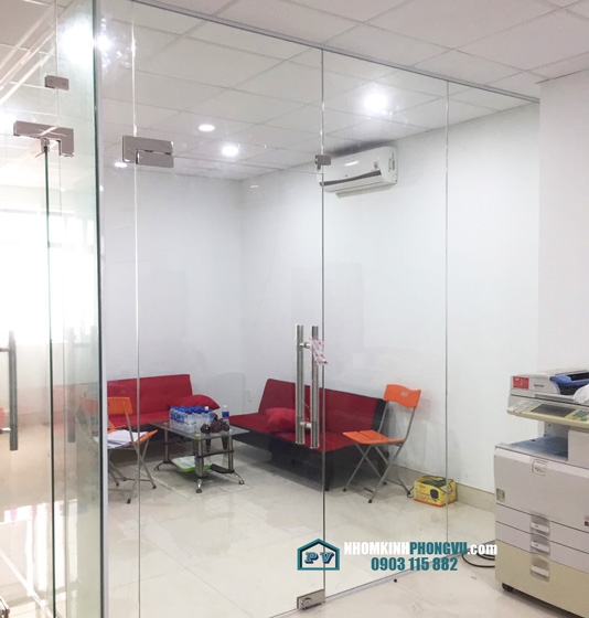 Lắp đặt cửa kính, vách kính cường lực đường Nguyễn Thị Minh Khai, Quận 3, TPHCM